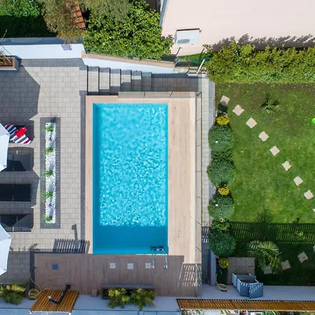 Family Friendly House With A Swimming Pool - 26941 *
